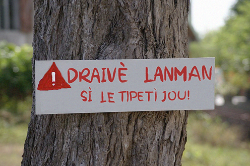 File:Handpainted sign in Caracan creole.png